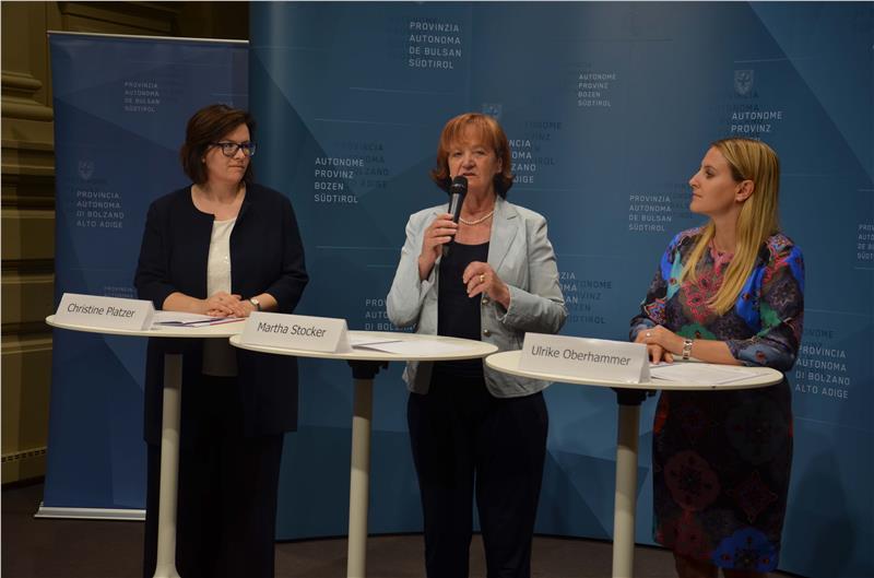 da dx: Ulrike Oberhammer, l'assessora provinciale Martha Stocker, e Christine Platzer, direttrice WIFI-Formazione