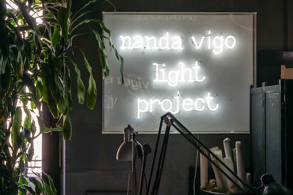 Un'opera di Nanda Vigo fotografata nel suo appartamento - foto Ilaria Defilippo