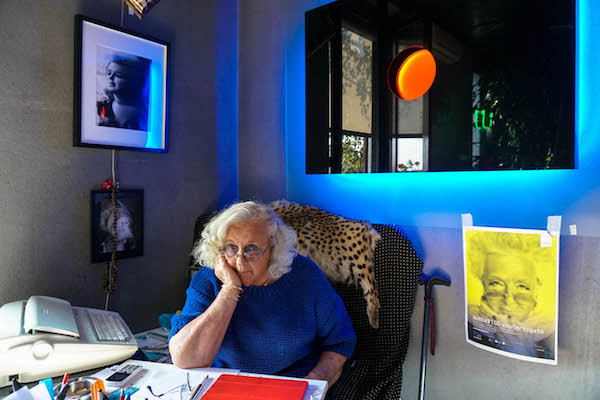 Nanda Vigo nel suo appartamento - foto Ilaria Defilippo