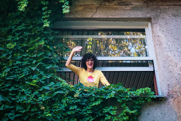 Olimpia Zagnoli alla finestra del suo studio milanese - photo Ilaria Defilippo