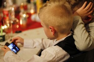 children-smartphone
