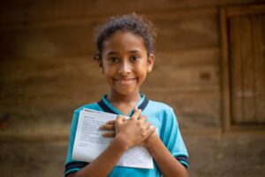 girl-holds-letters-in-colombia