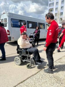 Vittoria con i volontari della Croce rossa italiana