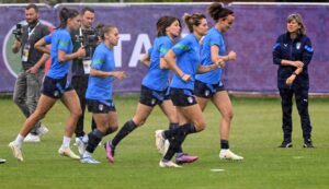 Italy's head coach Milena Bertolini (R) attends a team training session in Accrington, north west England on July 17, 2022, on the eve of their UEFA Women's Euro 2022 football match against Belgium. (Photo by Daniel MIHAILESCU / AFP) / No use as moving pictures or quasi-video streaming. Photos must therefore be posted with an interval of at least 20 seconds.