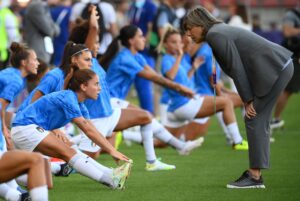 Italy's head coach Milena Bertolini talks to her players as htey warm up ahead of the UEFA Women's Euro 2022 Group D football match between France and Italy at New York Stadium in Rotherham, northern England on July 10, 2022. (Photo by FRANCK FIFE / AFP) / No use as moving pictures or quasi-video streaming. Photos must therefore be posted with an interval of at least 20 seconds.