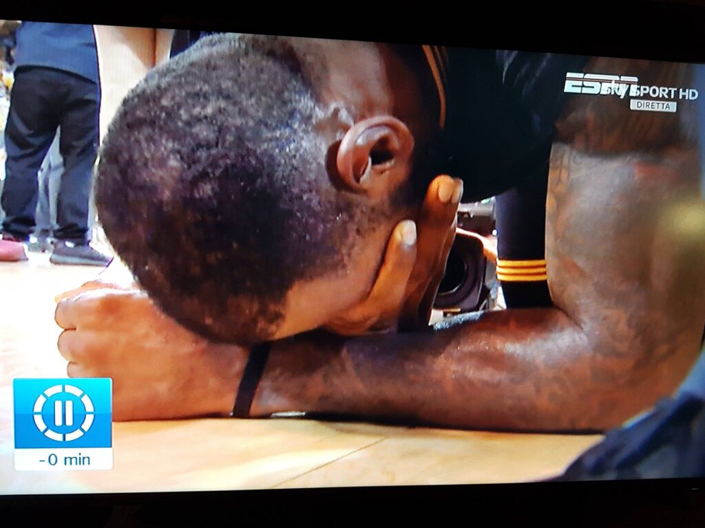 LeBron James in lacrime dopo la vittoria di gara7. Immagine tratta dallo splendido blog dedicato al basket "La Giornata  Tipo"