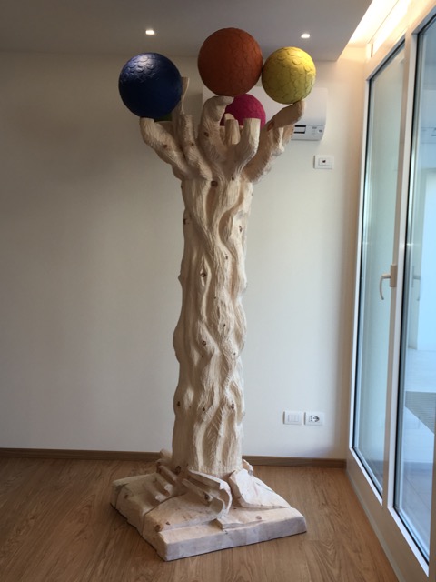 L'’albero simbolo della Fondazione Silvana e Bruno, opera di un artigiano dell’altopiano di Asiago