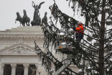 Un operaio al lavoro durante lo smontaggio degli addobbi dell'albero di Natale a piazza Venezia detto "Spelacchio", Roma, 9 gennaio 2018. ANSA/RICCARDO ANTIMIANI