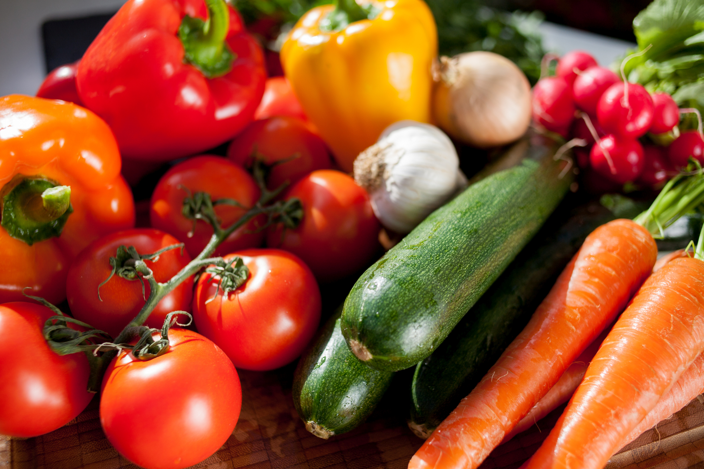Bildunterschrift: Jetzt ist die Auswahl an heimischem Gemüse besonders groß. Ganz frische Ware gibt es direkt beim Gemüsegärtner. (Bildnachweis: GMH/LVW)