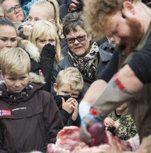 Visitors look on as zoo employees work on the dissection of a lion, October 15, 2015 at the zoo in Odense, Denmark. "The reason we are dissecting it is that we believe there is a lot of education involved in dissecting a lion," Michael Wallberg Sorensen, a zookeeper at the Odense Zoo in central Denmark had told AFP before.    AFP PHOTO / SCANPIX DENMARK / CLAUS FISKER   +++   DENMARK OUT   +++