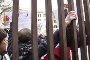 Un momento della protesta degli animalisti davanti l'Ex Dogana sede delle sfilate di AltaRoma, Roma, 29 gennaio 2016. ANSA/GIORGIO ONORATI