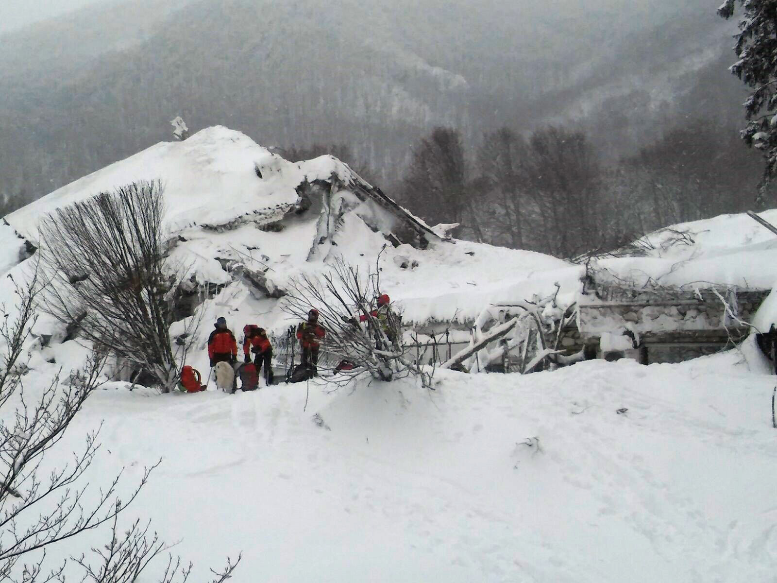 A handout picture released on January 19, 2017 by the Corpo Nazionale Soccorso Alpino e Speleologico (CNSAS) shows rescuers taking part in the salvage operations in front of the Hotel Rigopiano engulfed by a powerful avalanche in Farindola on January 19, 2017, after a 5.7-magnitude earthquake struck the region. Up to 30 people were feared to have died after an Italian mountain Hotel Rigopiano was engulfed by a powerful avalanche in the earthquake-ravaged centre of the country. Italy's Civil Protection agency confirmed the Hotel Rigopiano had been engulfed by a two-metre (six-feet) high wall of snow and that emergency services were struggling to get ambulances and diggers to the site. / AFP PHOTO / CNSAS / ANDREAS SOLARO / RESTRICTED TO EDITORIAL USE - MANDATORY CREDIT "AFP PHOTO /CNSAS" - NO MARKETING NO ADVERTISING CAMPAIGNS - DISTRIBUTED AS A SERVICE TO CLIENTS