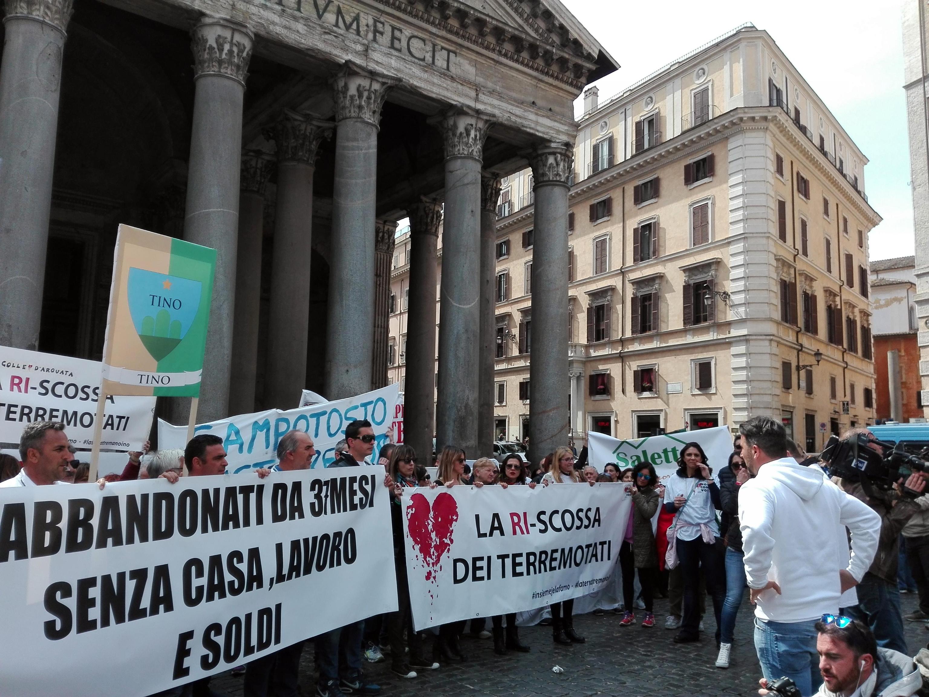 La protesta dei terremotati davanti al Pantheon a Roma, 1 aprile 2017. ANSA/Michela Suglia