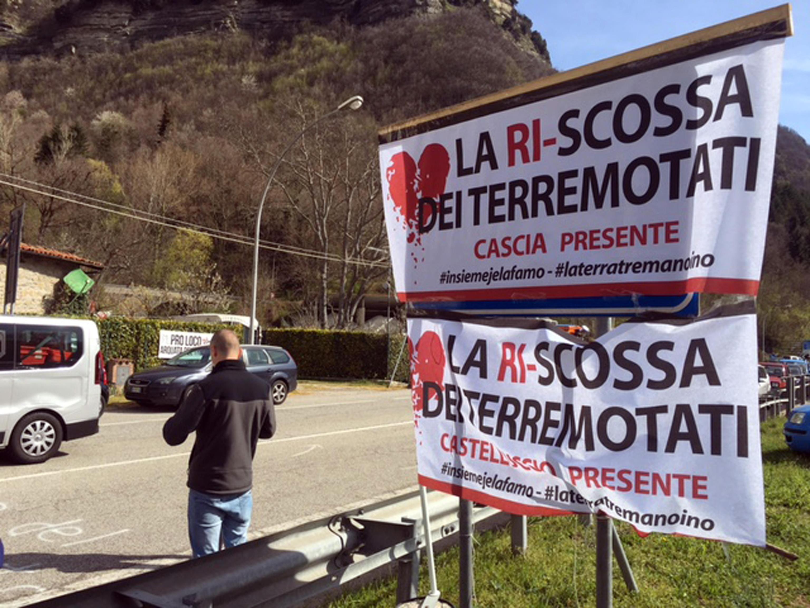 Un momento della protesta dei terremotati che hanno bloccato la SS 'Salaria' a Trisungo, frazione di Arquata del Tronto, 1 aprile 2017. ANSA/Peppe Ercoli