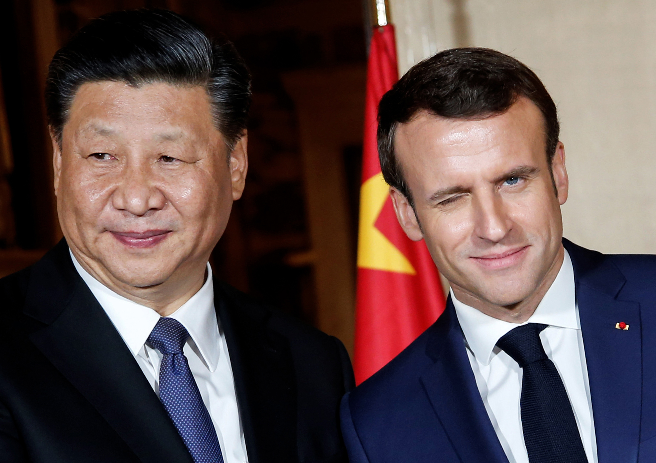TOPSHOT - French President Emmanuel Macron (R) shakes hand with China's President Xi Jinping as they arrive at the Villa Kerylos before a dinner on March 24, 2019 in Beaulieu-sur-Mer, near Nice on the French riviera. (Photo by JEAN-PAUL PELISSIER / POOL / AFP)