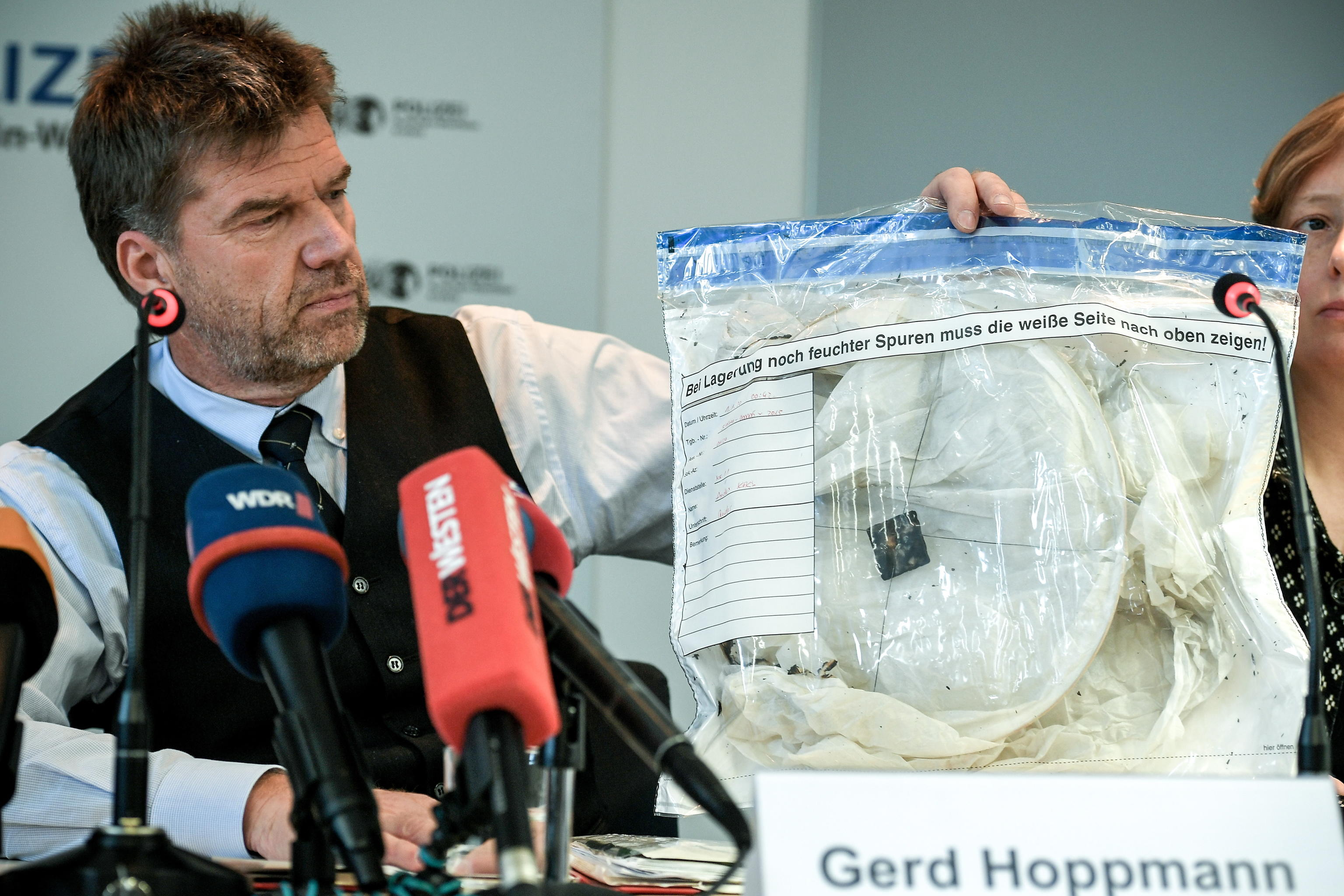 epa08098534 Gerd Hoppmann, head of the Krefeld investigation commission, shows a so-called sky lantern, which has set the monkey house of the Krefeld Zoo on fire in the New Year's night, during a press conference in Krefeld, Germany, 02 January 2020. All animals, in total more than 30, died during the fire at the Krefeld Zoo ape house in the New Year's night. The dead animals include orangutans, two older gorillas and a chimpanzee. Only a few hours after the fire disaster, possible perpetrators of the fire had contacted the police on New Year's Day. The sky lanterns that started the fire are prohibited in Germany. EPA/SASCHA STEINBACH