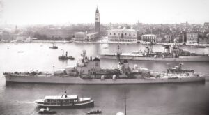gli incrociatori gemelli pola (in primo piano) e zara nel 1933.