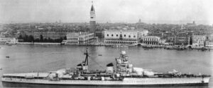 il regio incrociatore fiume a venezia nella seconda metà degli anni '30.