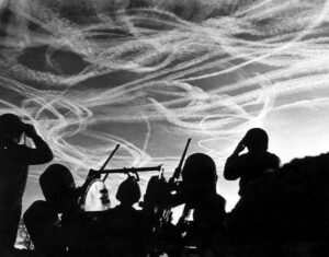 negli anni '40 un duello aereo disegna nel cielo le strisce di condensazione dei caccia e dei bombardieri che si inseguono e si sfuggono