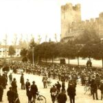 4 agosto '16. le truppe italiane si concentrano per andare verso gorizia. in questa foto, nella piazza del mercato di castelfranco i cittadini assistono al passaggio dei reggimenti.