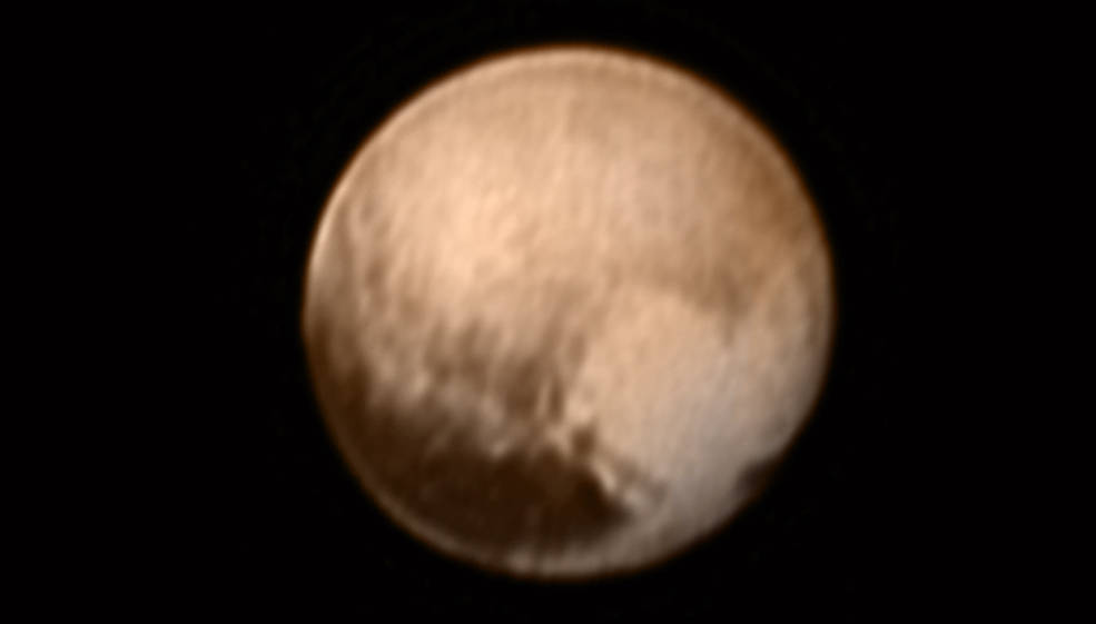 L'immagine di Plutone ottenuta l'8 Luglio 2015 da New Horizons, la forma a cuore della parte più chiara è nettissima
