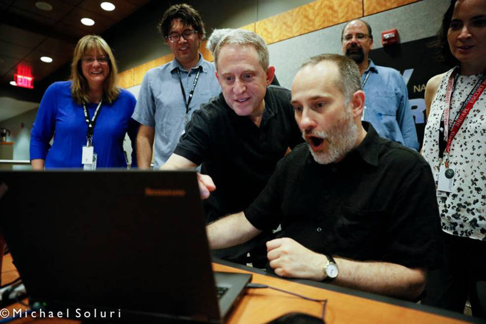 Il team Nasa di New Horizons reagisce entusiasta all'arrivo della immagine di Plutone dalla profondità del sistema solare