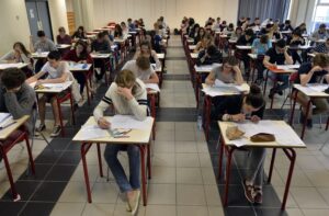 High school students take the philosophy exam, the first test session of the 2015 baccalaureate (high school graduation exam) on June 17, 2015 in Nantes, westhern France. Some 684,734 candidates registered for the exam to be held until June 24, 2015 in 4,200 examination centres. AFP PHOTO / GEORGES GOBET
