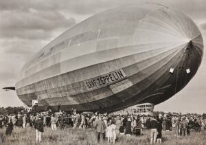 Dirigibile-LZ-127-Graf-Zeppelin-atterrato-a-Hanworth-1932-L.N.A.-Raccolte-Museali-Fratelli-Alinari-RMFA-Archivio-Le-Petit-Parisien-Firenze