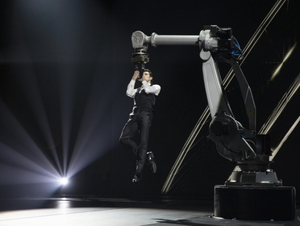 Roberto Bolle balla con un robot