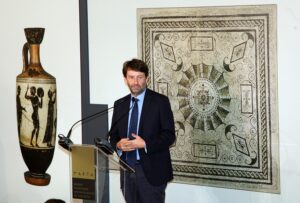 Il Ministro dei Beni Culturali Dario Franceschini durante il suo intervento all'inaugurazione del nuovo allestimento del Museo Archeologico Nazionale di Taranto, 29 luglio 2016. ANSA / RENATO INGENITO